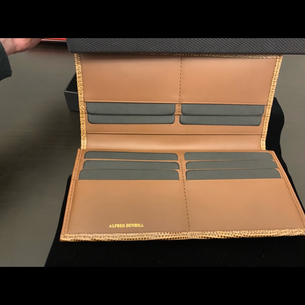 Brand New/Never used wallet, with box - Picture 2 of 4
